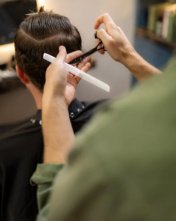 Scissor-over-comb detail from behind